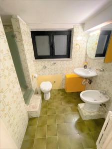 uma casa de banho com um lavatório, um WC e um chuveiro em Taverna tranquillissima indipendente em Trezzano sul Naviglio