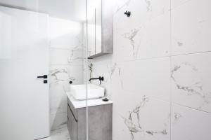 A bathroom at apt Eleven - cozy apartment with garden Még 16 kép