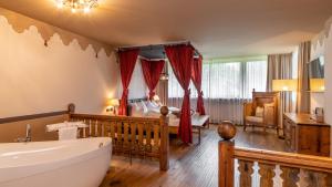 Posteľ alebo postele v izbe v ubytovaní Romantik Hotel Santer