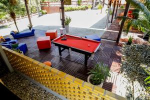 巴拉奈里奧－坎布里烏的住宿－馬格努斯旅館，庭院里设有一张台球桌和椅子。