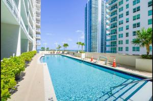 een zwembad aan de zijkant van een gebouw met hoge gebouwen bij Brickell Bay Haven in Miami