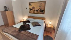 Posteľ alebo postele v izbe v ubytovaní Le Rondini di Casa Bernardi, sole e natura sulle Dolomiti Wi-Fi PetFriendly
