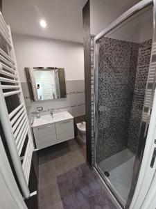 bagno con doccia, lavandino e servizi igienici di Casa Emilia a Ragusa