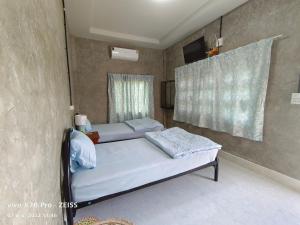 Un dormitorio con dos camas y una ventana. en Da-Kanda Boutique, en Klong Muang Beach 87 fotos más