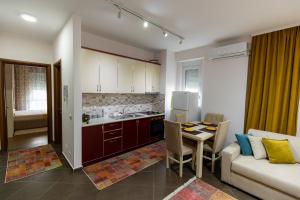 Η κουζίνα ή μικρή κουζίνα στο Tirana Contact Apartment