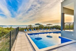Bazén v ubytovaní Intimate secluded Luxury Villa Cambello, GORGEOUS SEA VIEW in Croatia alebo v jeho blízkosti