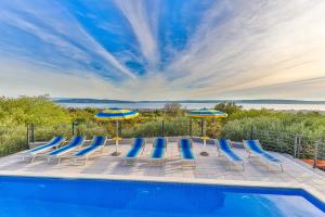 Bazén v ubytovaní Intimate secluded Luxury Villa Cambello, GORGEOUS SEA VIEW in Croatia alebo v jeho blízkosti