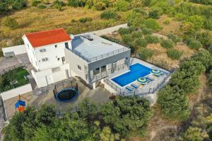 Bazén v ubytovaní Intimate secluded Luxury Villa Cambello, GORGEOUS SEA VIEW in Croatia alebo v jeho blízkosti