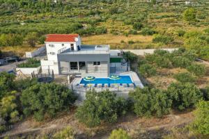 Bazén v ubytovaní Intimate secluded Luxury Villa Cambello, GORGEOUS SEA VIEW in Croatia alebo v jeho blízkosti