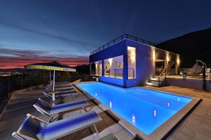 Bazén v ubytovaní Intimate secluded Luxury Villa Cambello, GORGEOUS SEA VIEW in Croatia alebo v jeho blízkosti