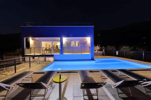 Bazén v ubytovaní Intimate secluded Luxury Villa Cambello, GORGEOUS SEA VIEW in Croatia alebo v jeho blízkosti