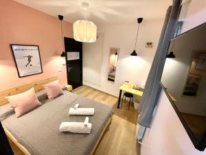 sypialnia z łóżkiem i dwoma ręcznikami na nim w obiekcie OPERA ROOMS w Madrycie