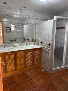 uma casa de banho com 2 lavatórios e um chuveiro em Casa del Aceite de Oliva Virgen Extra em Jaén