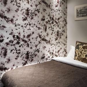 a bedroom with a flower patterned wall at KeizersgrachtSuite471 in Amsterdam
