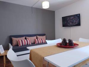 sala de estar con sofá y mesa en Hermoso departamento en Córdoba, Centro 3 pax en Córdoba