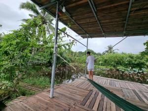 頭頓的住宿－Homestay Sen & Zen Villa Vũng Tàu，站在河上木桥上的男人