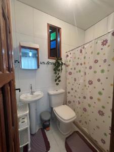 ein kleines Badezimmer mit Toilette und Waschbecken in der Unterkunft Nosso Repouso Saquarema - Casa inteira com Piscina,churrasqueira privativos, Wi-fi,900m da praia, Tv-Smart. in Saquarema + 23 Fotos