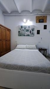 1 dormitorio con 1 cama blanca grande en una habitación en Estudio privado con entrada independiente, en Santa Coloma de Gramenet