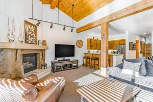 sala de estar con sofá y chimenea en Ski Tip Ranch Retreat, en Keystone