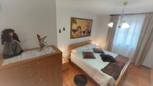 Posteľ alebo postele v izbe v ubytovaní Le Rondini di Casa Bernardi, sole e natura sulle Dolomiti Wi-Fi PetFriendly