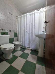 uma casa de banho com um WC e um lavatório em Luz de Luna Ubicación privilegiada frente a laguna y piscina em San Cosme