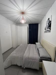sypialnia z dużym łóżkiem w pokoju w obiekcie Villino Airport ciampino w mieście Marino