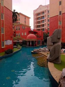 une piscine au milieu d'une ville avec des bâtiments dans l'établissement Seven Seas Condo Resort Beautiful Location, à Jomtien Beach