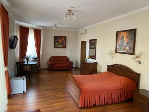 1 dormitorio con 1 cama y sala de estar en Aquarius, en Podgortsy