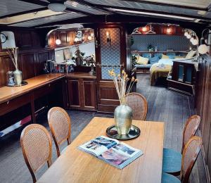 Fotografie z fotogalerie ubytování AMAZING PRIVATE LUXURY BOAT ACCOMMODATION v destinaci Amsterdam