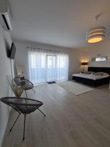 Habitación blanca grande con cama y sofá en Villa Sabine en Trogir