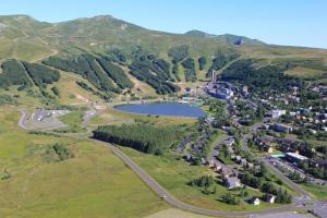 - une vue aérienne sur une ville et un lac dans l'établissement Super-besse Résidence Le lac bleu Serviére Chez Lorenzo et Séverine, à Besse-et-Saint-Anastaise