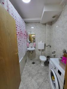 łazienka z toaletą i umywalką w obiekcie Apartman Golden Rose w mieście Loznica