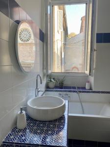 ein Badezimmer mit Badewanne und Waschbecken und einem Fenster in der Unterkunft WANDERLUST Splendido appartamento in centro in Pavia + 27 Fotos