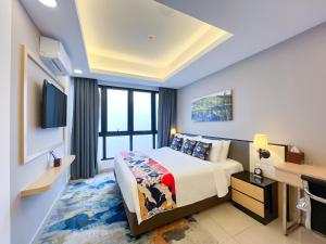 云顶高原The Yanné, Onsen Hotel的配有床和书桌的酒店房间