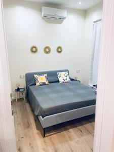 um quarto com uma cama e dois espelhos na parede em Casa Nina em Roma