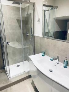 uma casa de banho com um chuveiro e um lavatório branco em Casa Nina em Roma