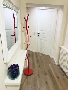 uma escultura vermelha de uma árvore num quarto em Casa Nina em Roma
