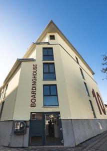 un gran edificio blanco con un cartel. en Boardinghouse-Landau en Landau in der Pfalz