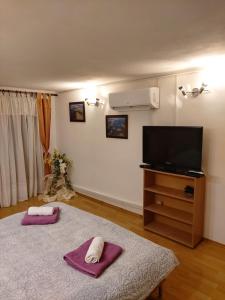 um quarto com uma cama com duas toalhas em Studio apartman em Jezera