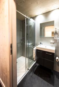 uma casa de banho com uma cabina de duche em vidro e um lavatório. em Boardinghouse-Landau em Landau in der Pfalz