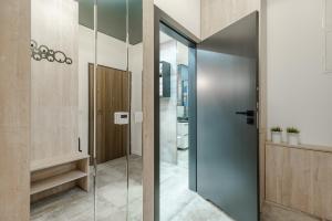 een glazen deur in een badkamer met een toilet bij Apartament Blue Moon in Jelenia Góra