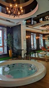 帕比亞尼采的住宿－艾薇塔酒店，大型客房,位于大楼中央,设有热水浴缸