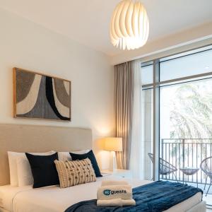 Postel nebo postele na pokoji v ubytování HiGuests - Elegant Apt With Terrace Minutes from Burj Khalifa