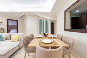 una sala da pranzo con tavolo e divano di Luxury 1Bedroom on Private Beach Residence at Palm a Dubai