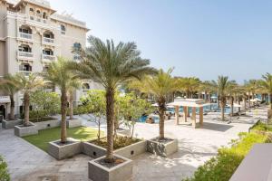una fila di palme di fronte a un edificio di Luxury 1Bedroom on Private Beach Residence at Palm a Dubai