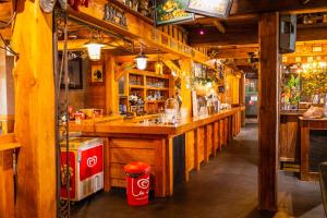 een bar in een restaurant met bij EuroParcs De IJssel Eilanden in Kampen