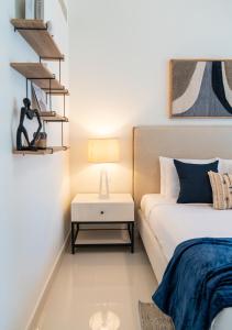 Cama o camas de una habitación en HiGuests - Elegant Apt With Terrace Minutes from Burj Khalifa