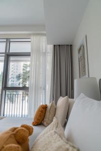 Cama o camas de una habitación en HiGuests - Elegant Apt With Terrace Minutes from Burj Khalifa