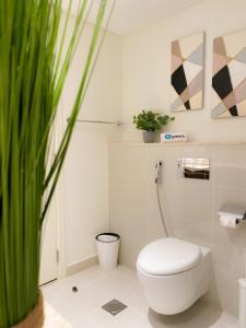 Un baño de HiGuests - Elegant Apt With Terrace Minutes from Burj Khalifa