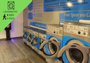 uma fila de máquinas de lavar roupa numa lavandaria em Cosy T2 Wifi Parking Proche gare CENTRE VILLE em Saint-Quentin